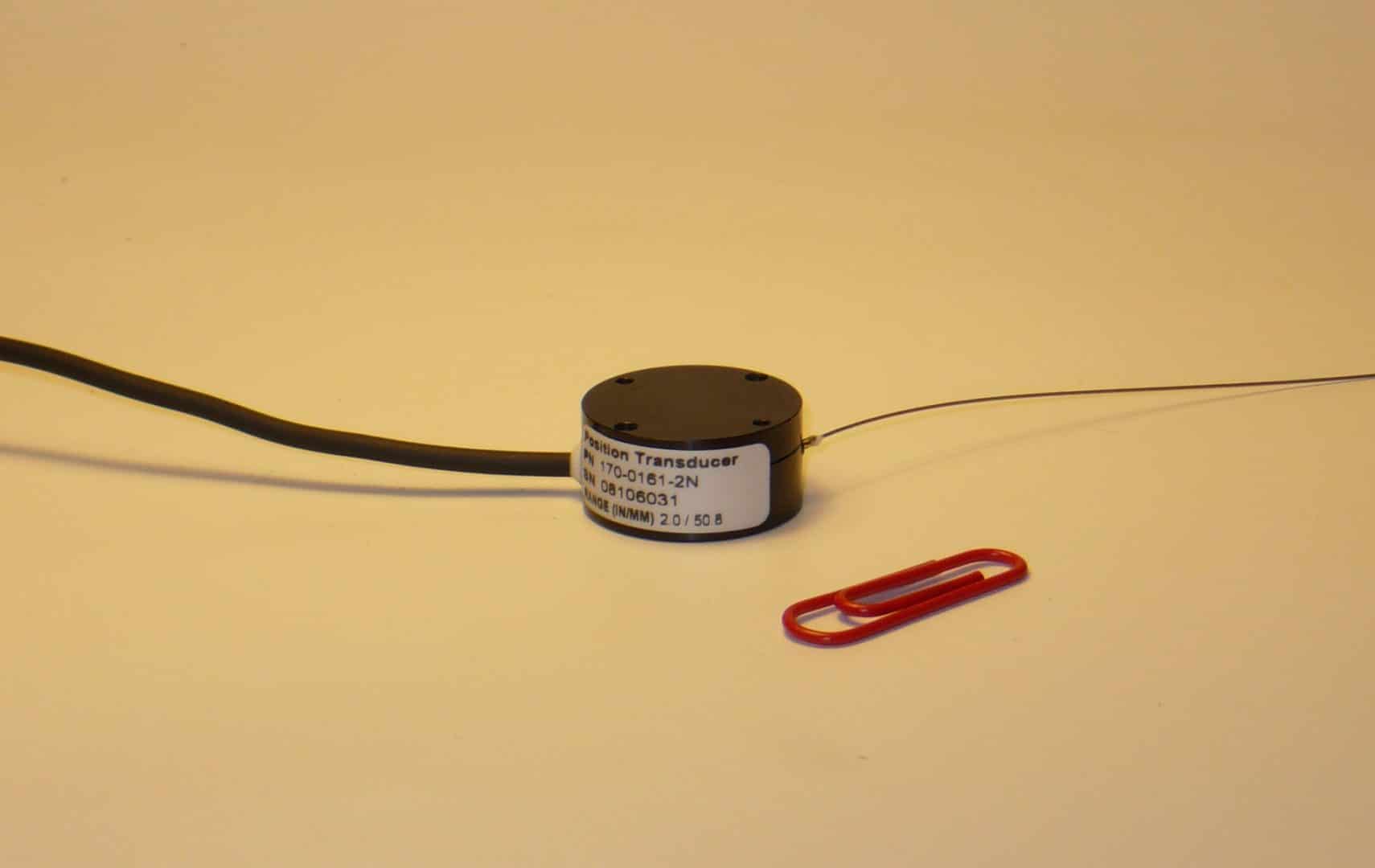 Miniatur Seilzugpotentiometer 170 Größenvergleich mit Büroklammer
